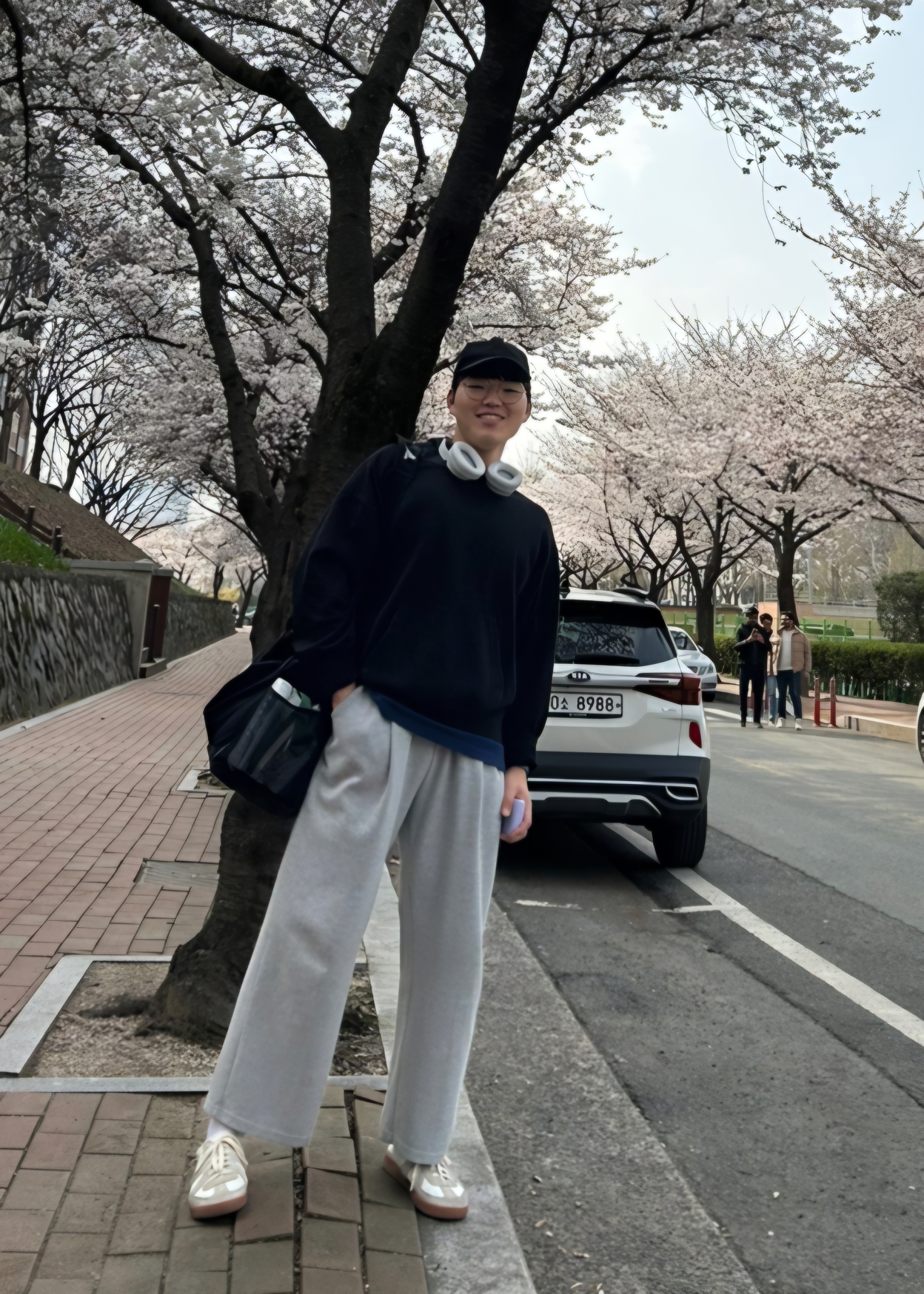 벚꽃길에 서 있는 고동수